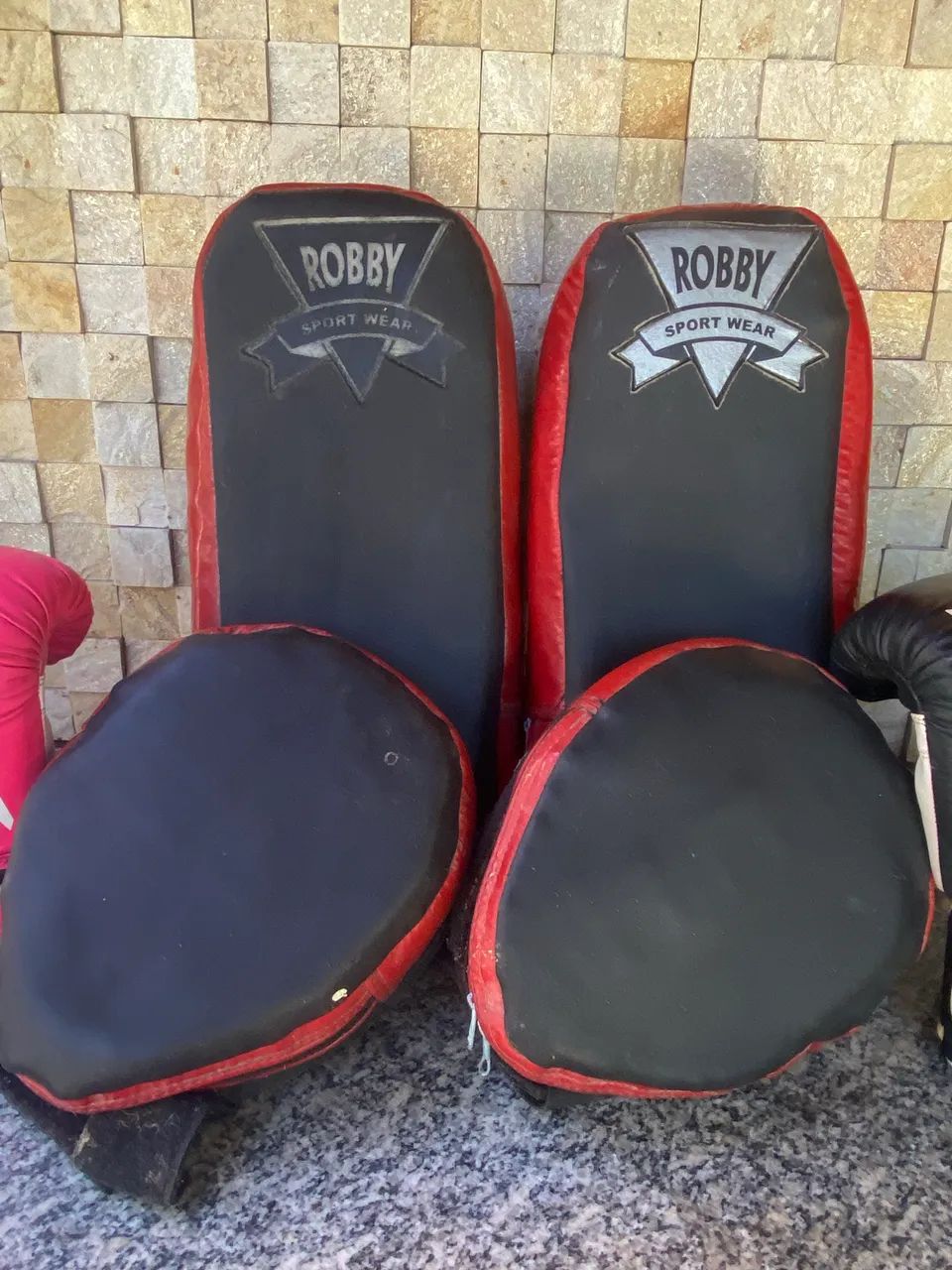 Luvas de boxe e jogo de aparadores
