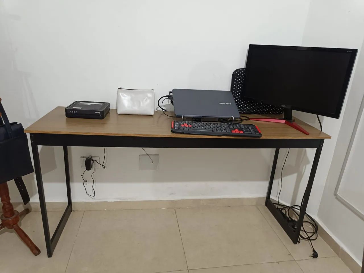 Escrivaninha simples com cadeira64985862271235121