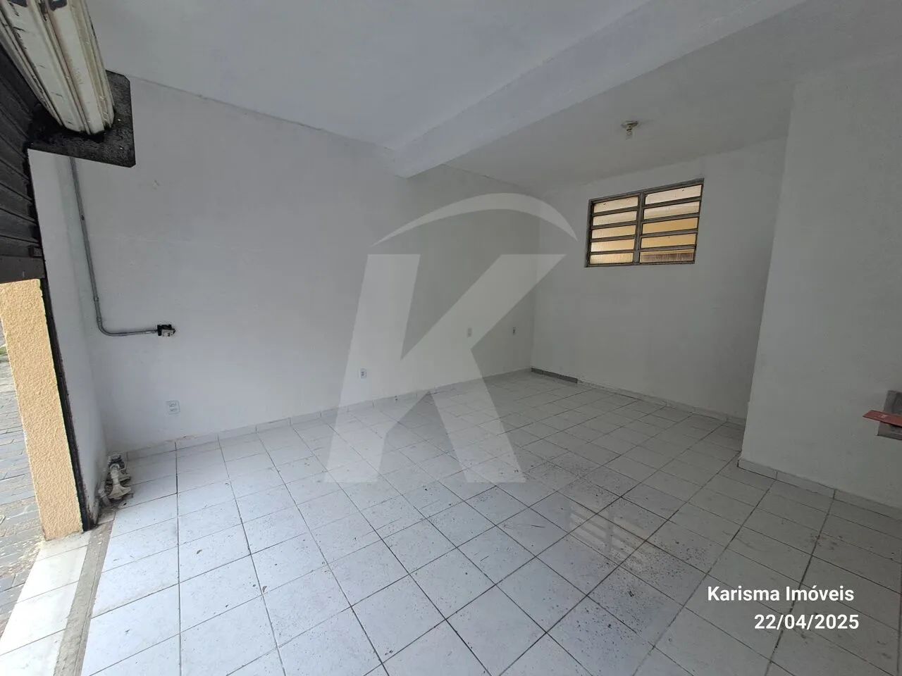 Salão comercial medindo 30 m² com banheiro e porta de aço. - Foto 4
