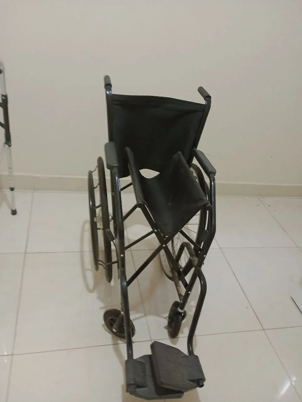 Vendo essa cadeira de roda por e 400 reais  - Foto 4