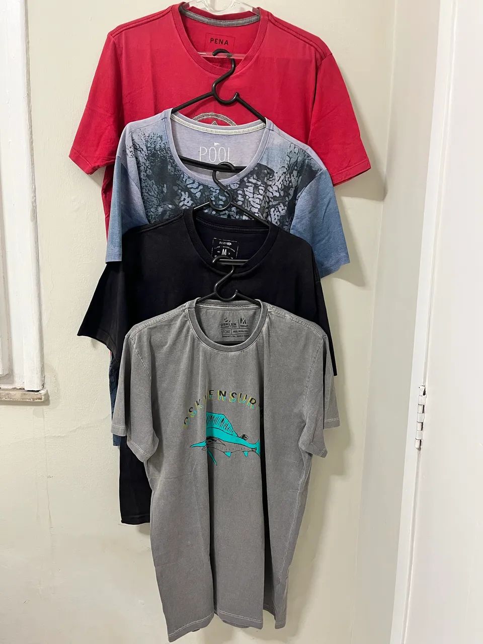 Lote com 4 camisas masculinas M e G - Foto 3