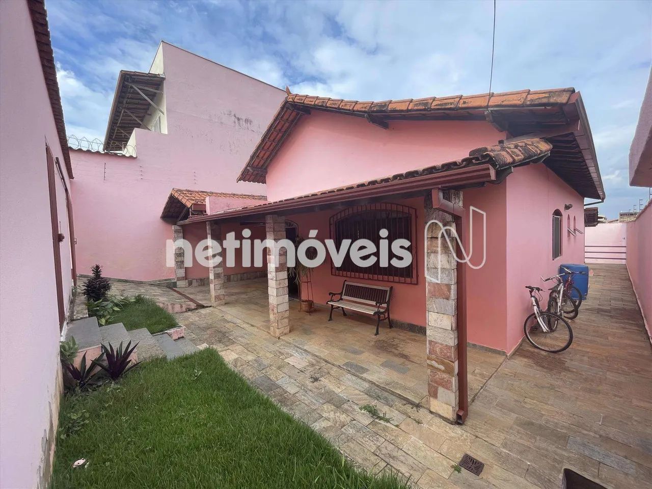 Excelente Casa em lote de 360m - Foto 2