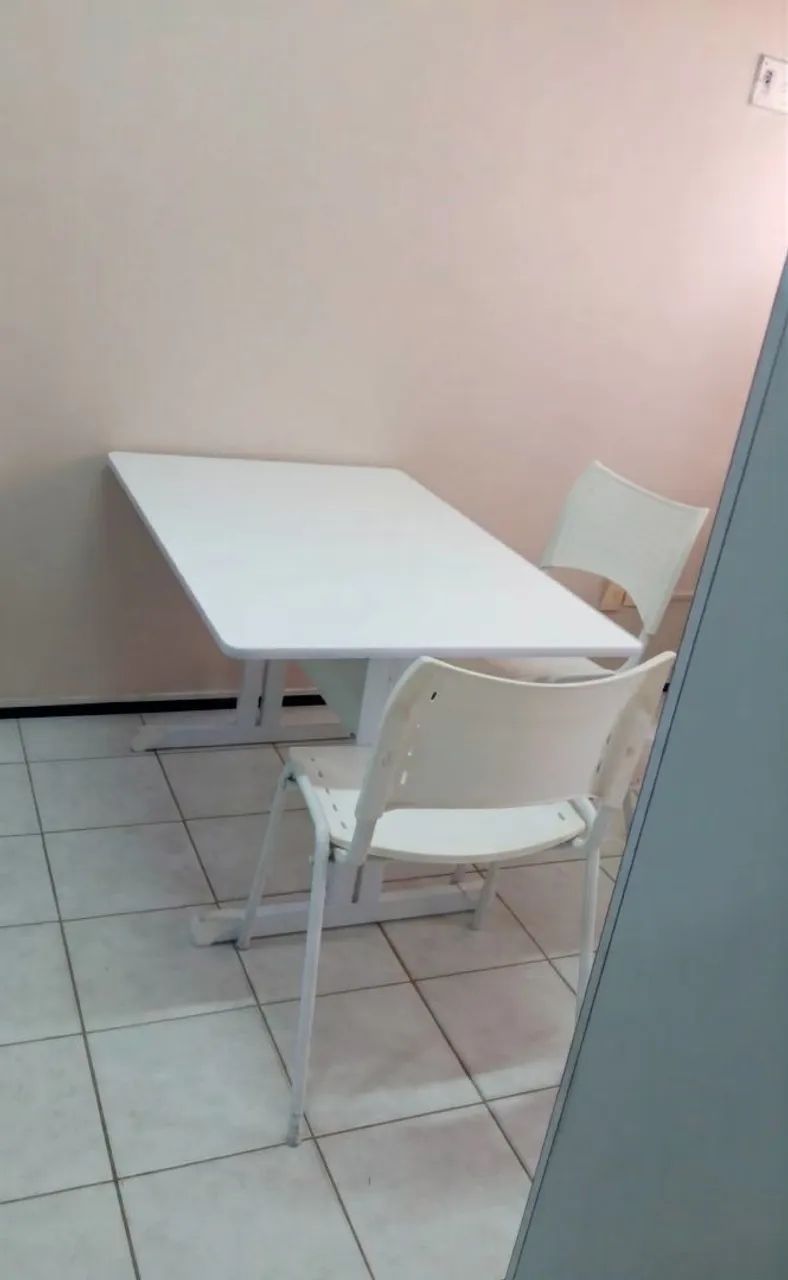 Mesa e cadeiras escritório