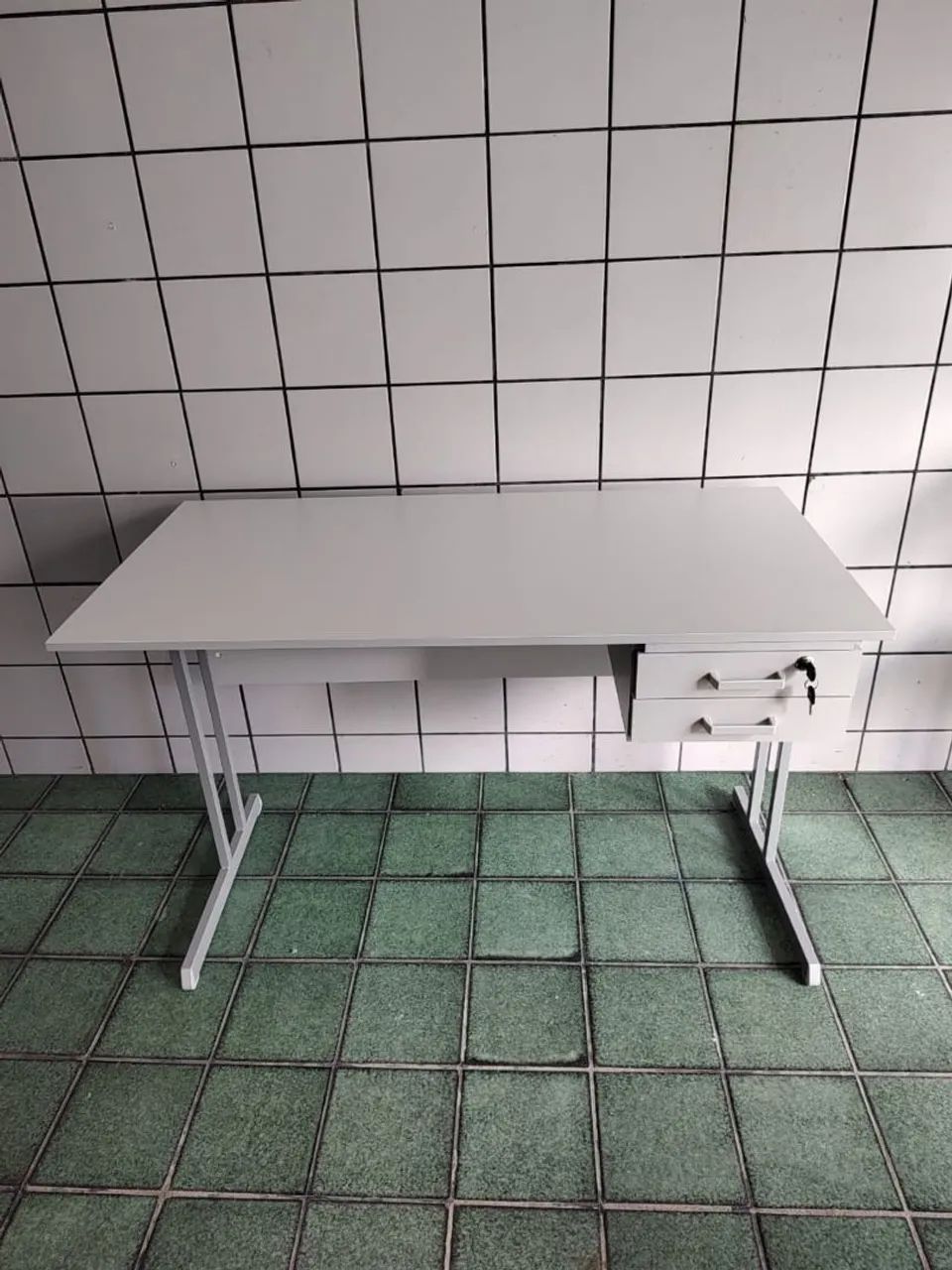 Mesa escrivaninha com gavetas e chaves 