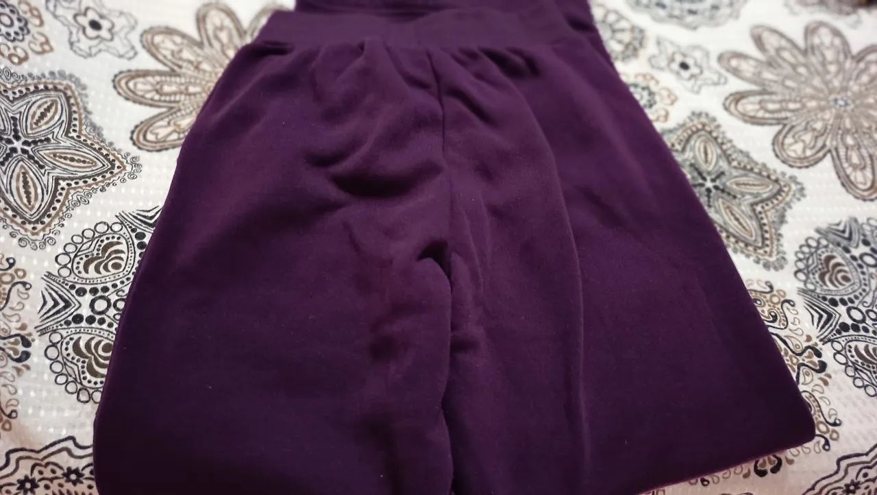Calça moletom roxa P grande seminova - Foto 3