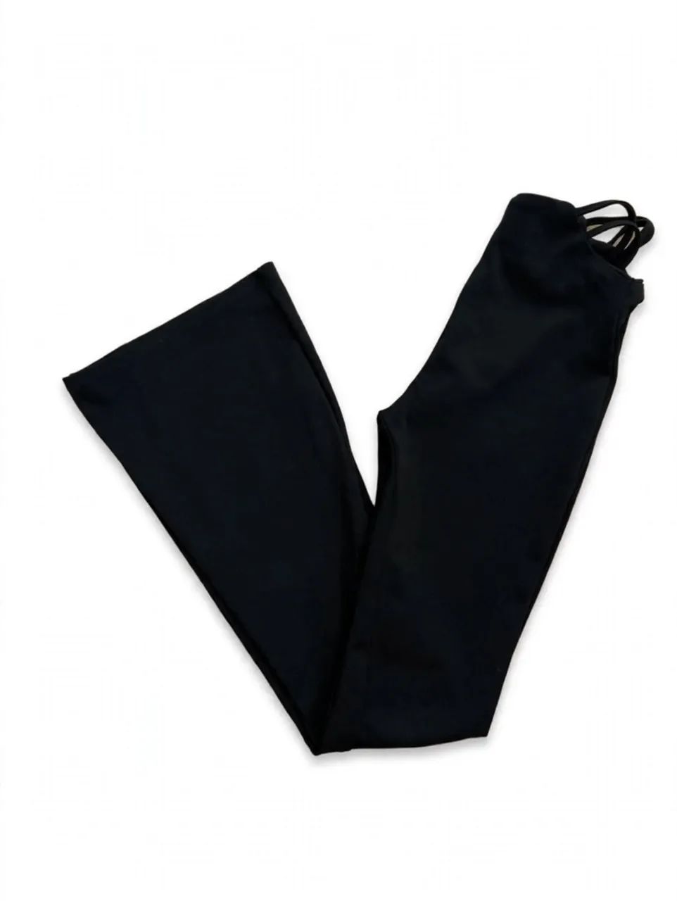 calça flare com abertura na lateral 