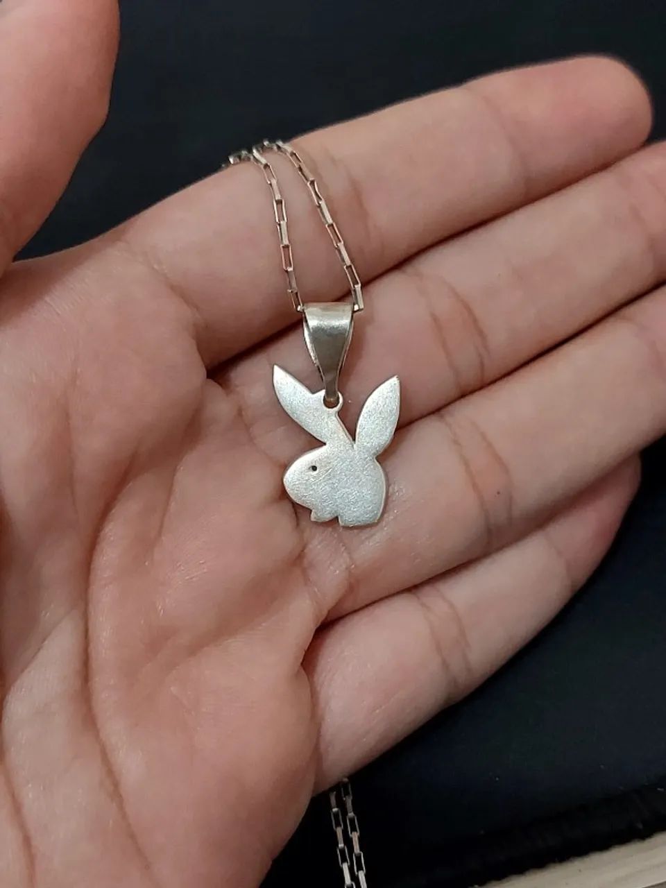Pingente playboy + corrente de prata