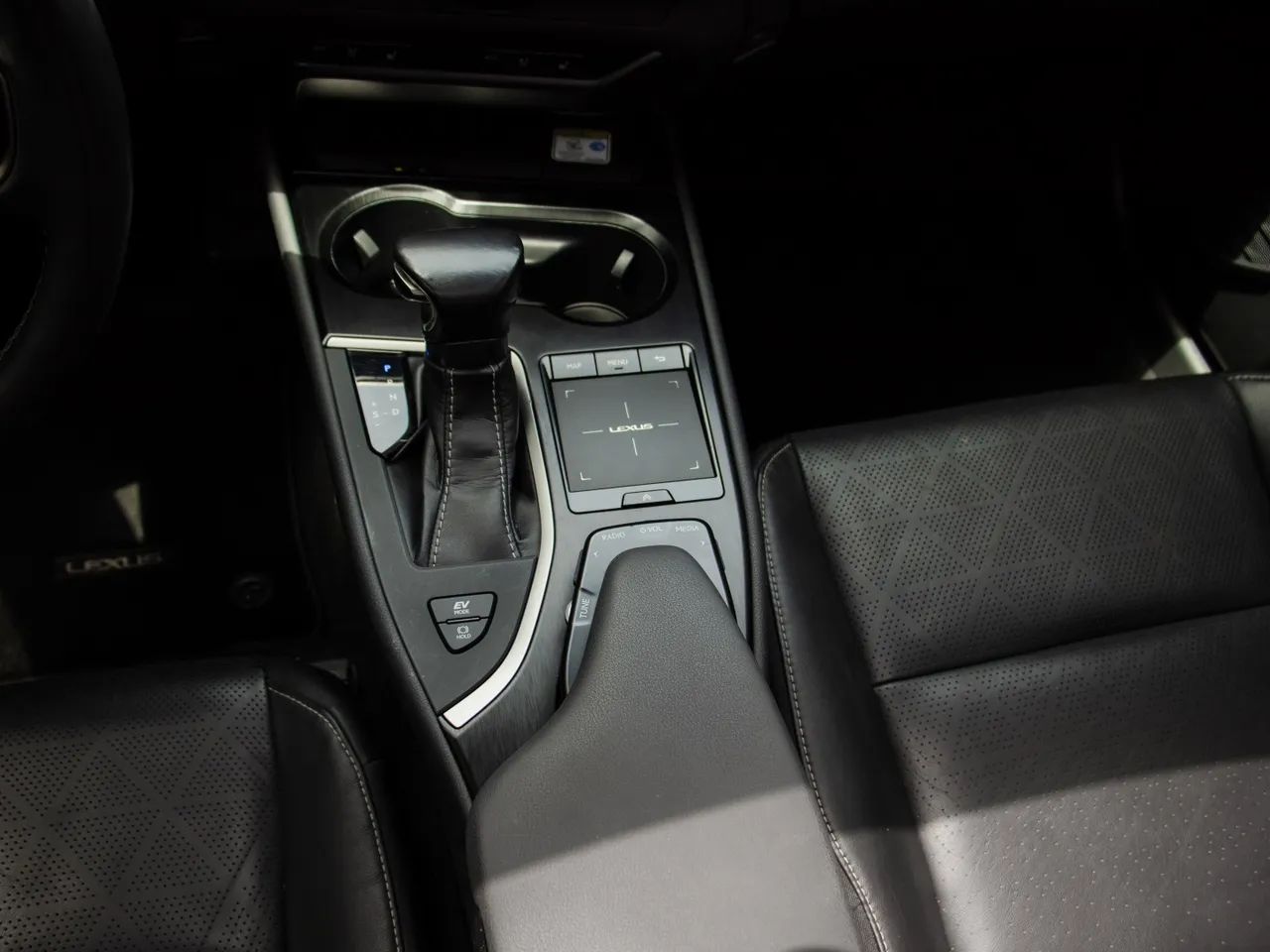 Lexus UX-250h Luxury 2.0 16V Aut.(hybrid), foto 16 de 18