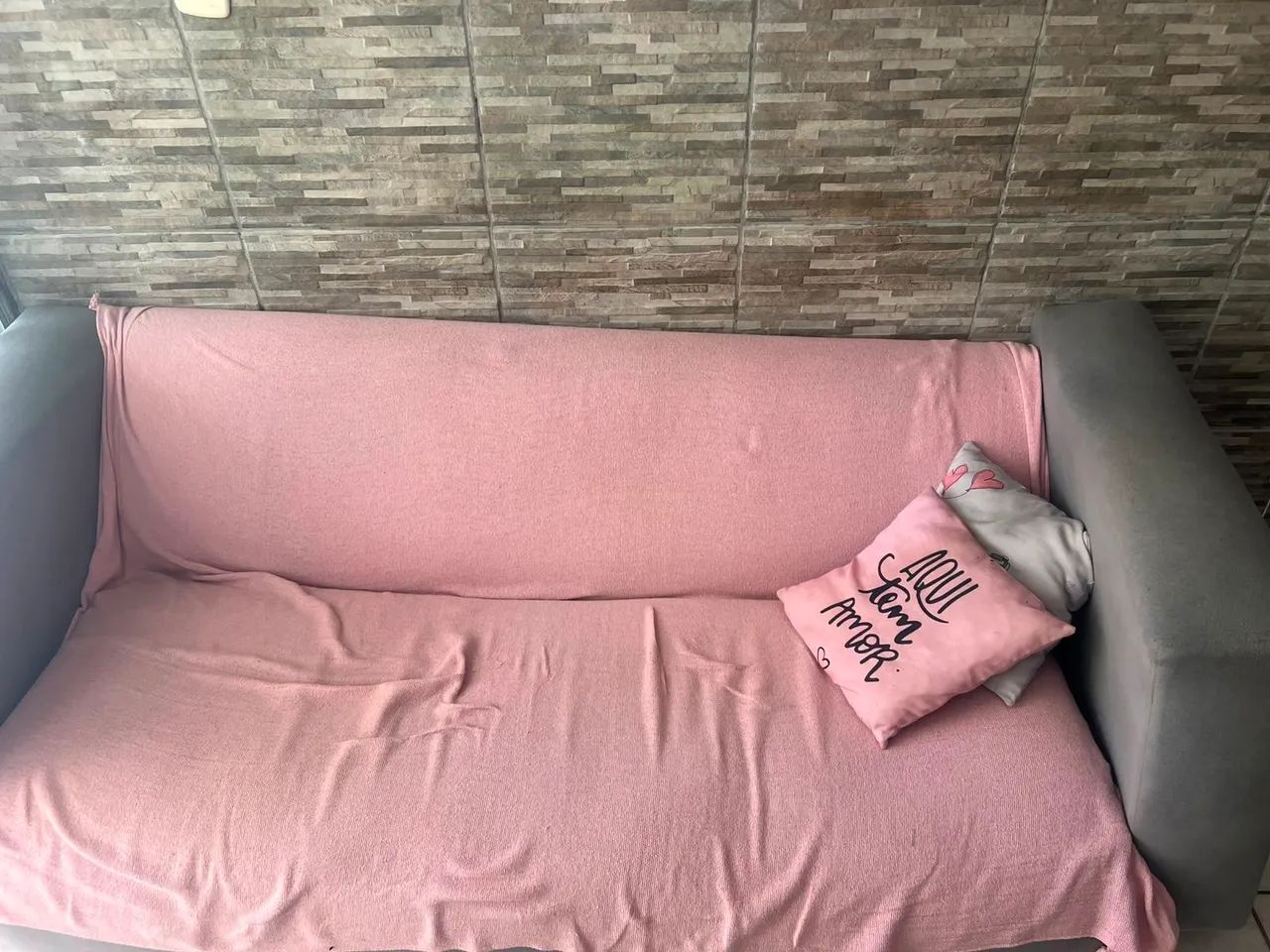 Vende-se uma mesa e um sofá 