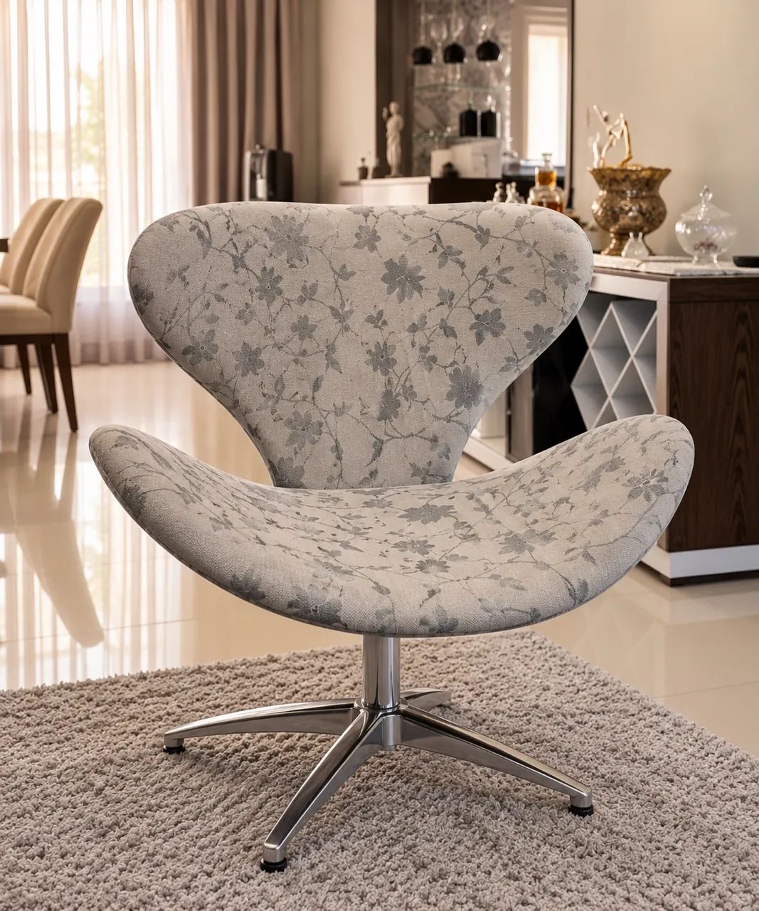Poltrona Decorativa Giratória - Design Sofisticado e Excelente Estado