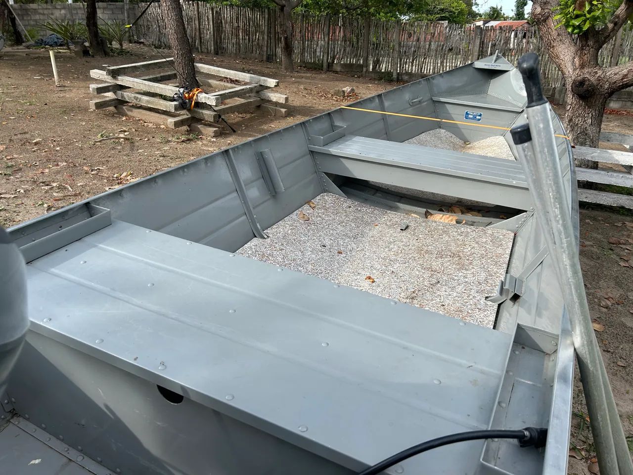 Vendo barco pouco usado com carrinho e motor - Foto 3