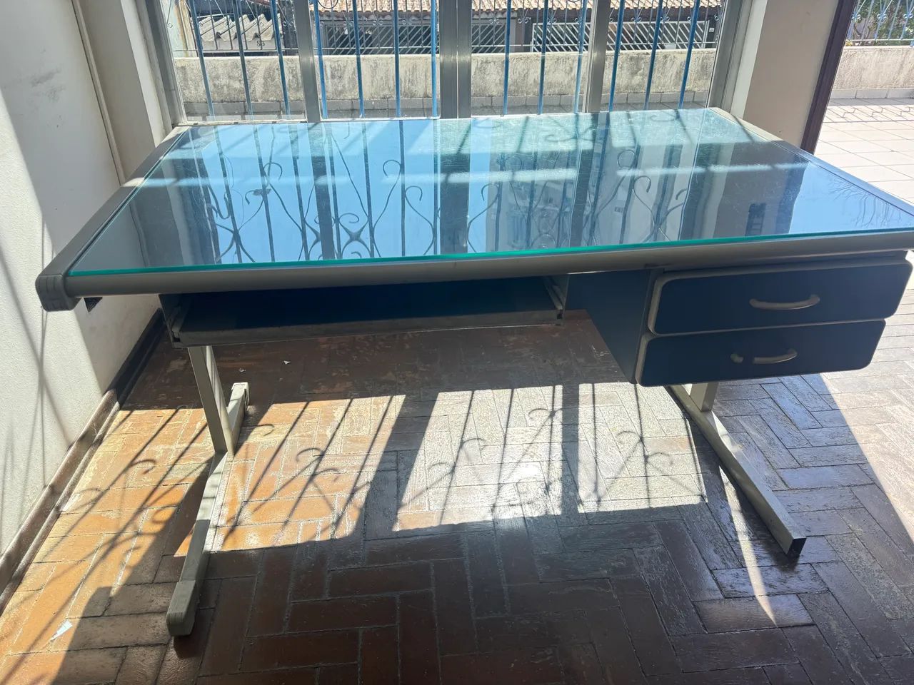 Mesa de escritório com gaveta  - Foto 2