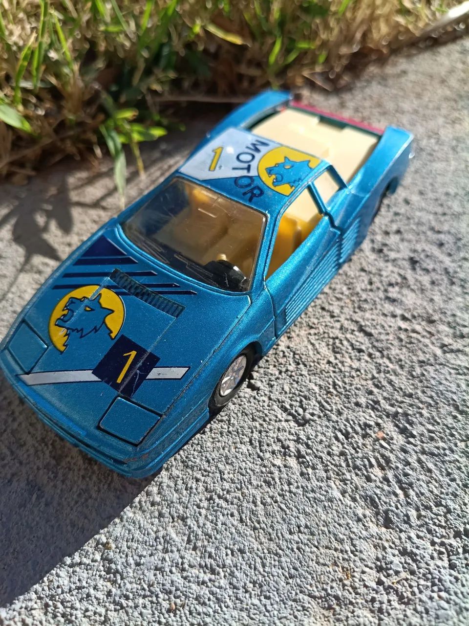 Carrinho miniatura colecionável marca Sunnyside modelo Ferrari 