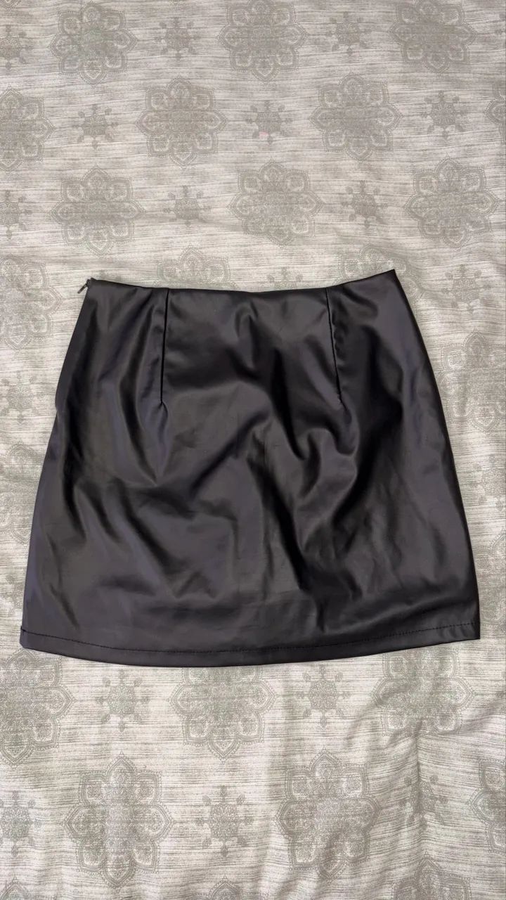 Short saia preta de couro sintético  - Foto 2