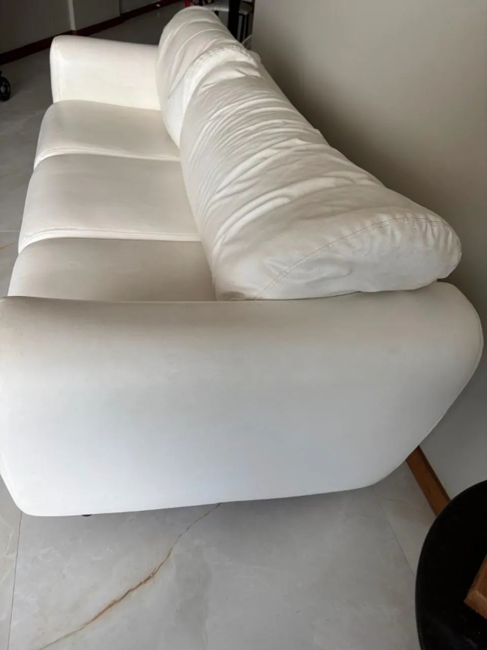 Sofá De Couro Branco 3 Lugares Confortável (Usado) - Foto 3