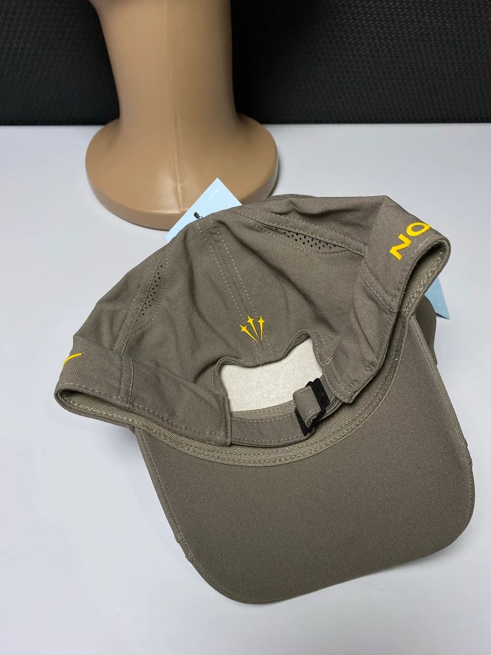Boné NOCTA x Nike Olive Grey Yellow Ochre - Foto 4