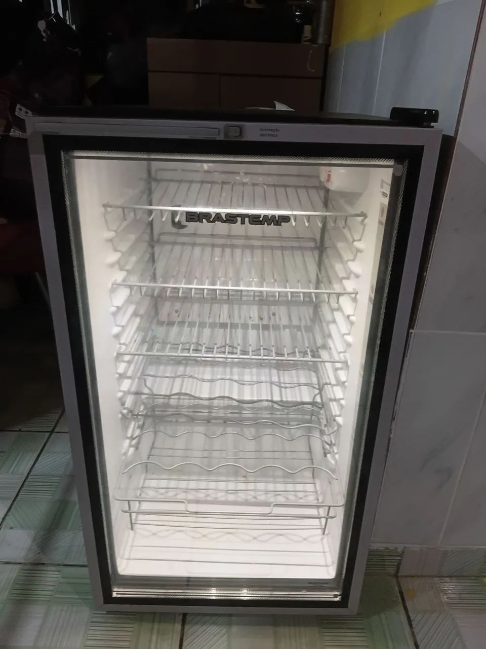 Frigobar semi novo 