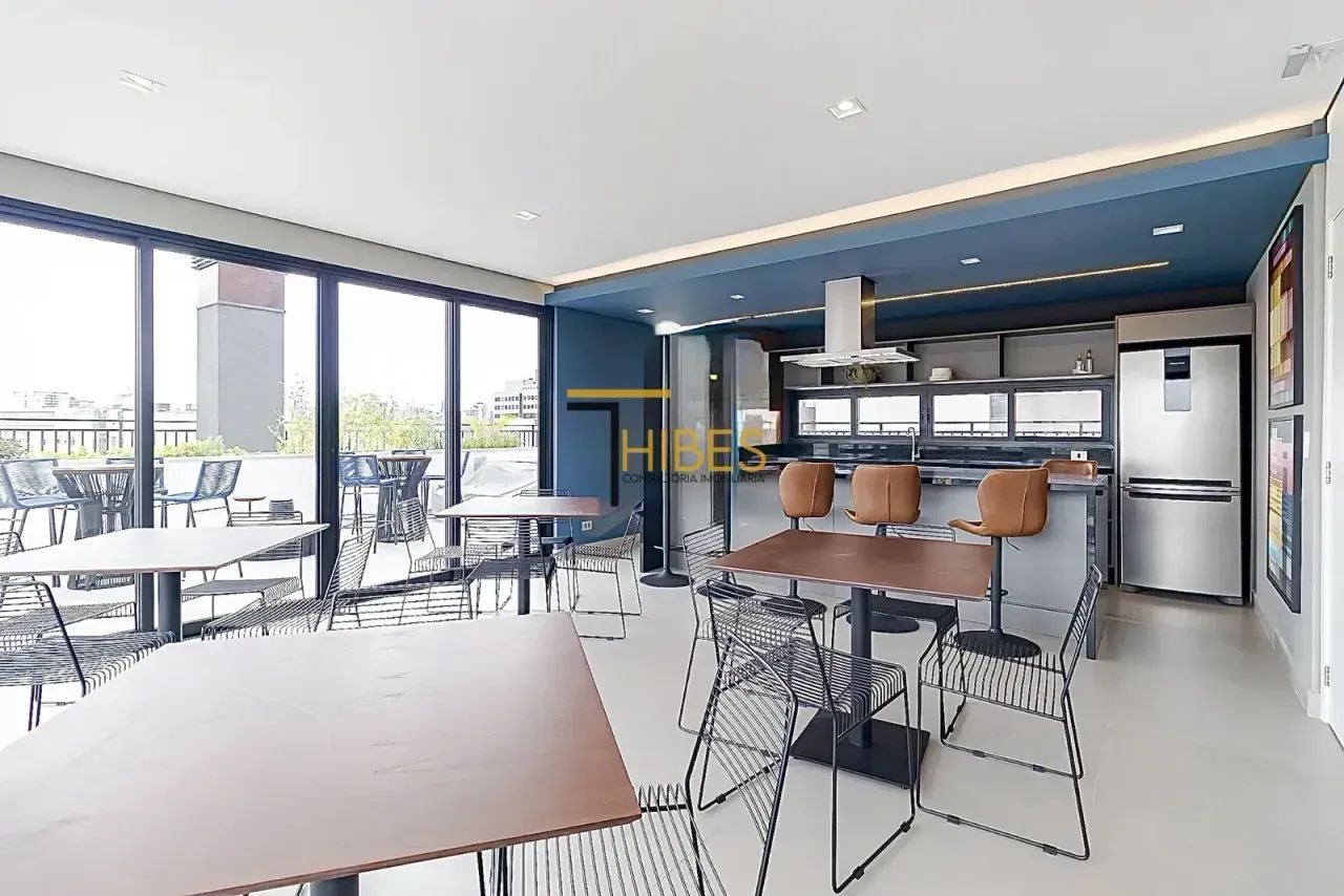 Apartamento Studio, centro, 21 m² privativos, mobiliado com Sacada. - Foto 2