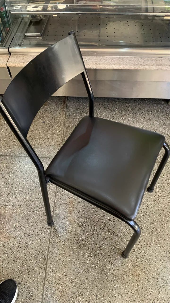 Vendo cadeiras de ferro com estofado da cor preta 