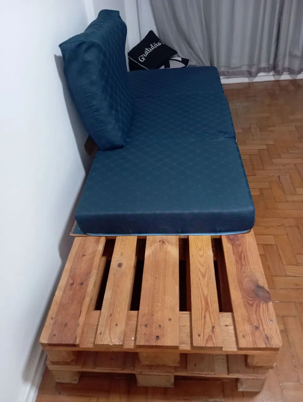 SOFÁ DE PALLET COM ASSENTO E ALMOFADA - Foto 2