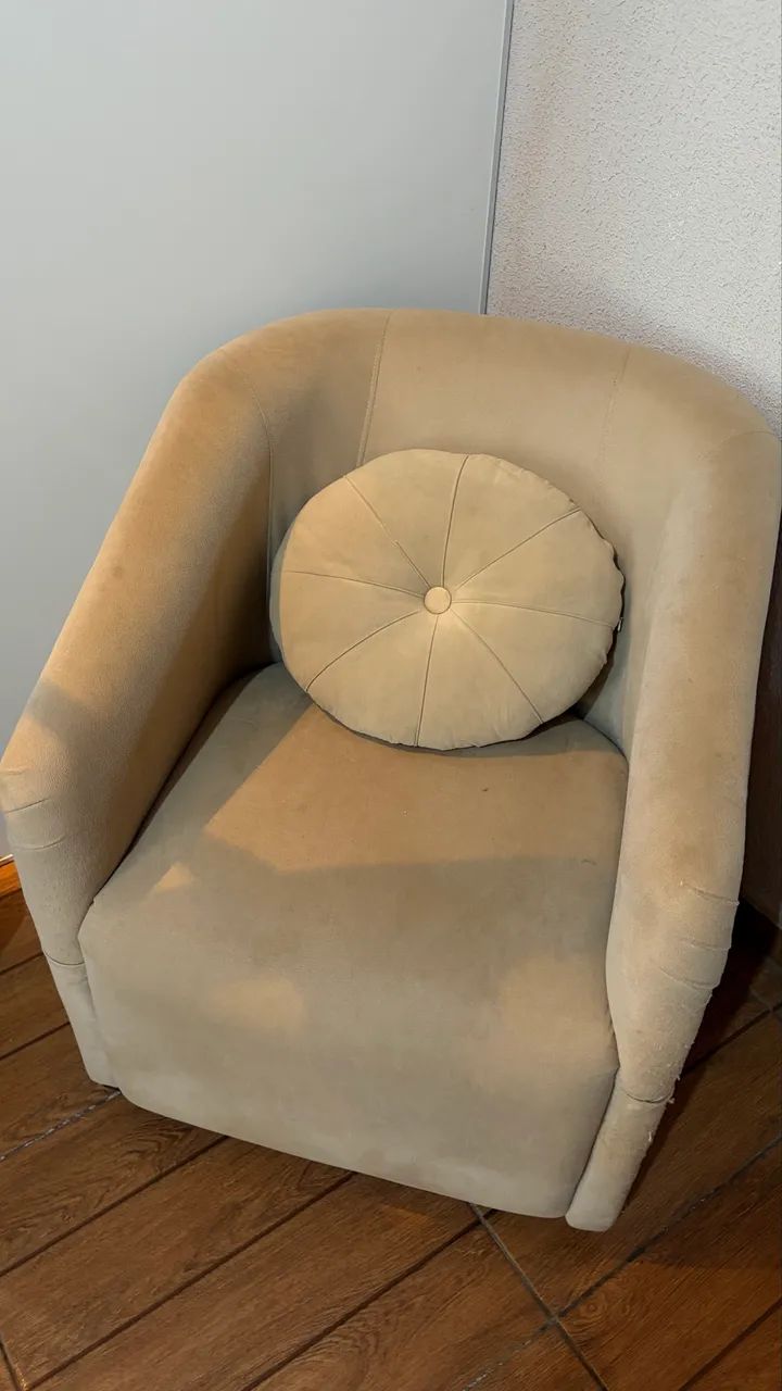 Poltrona com almofada decorativa  - Foto 2