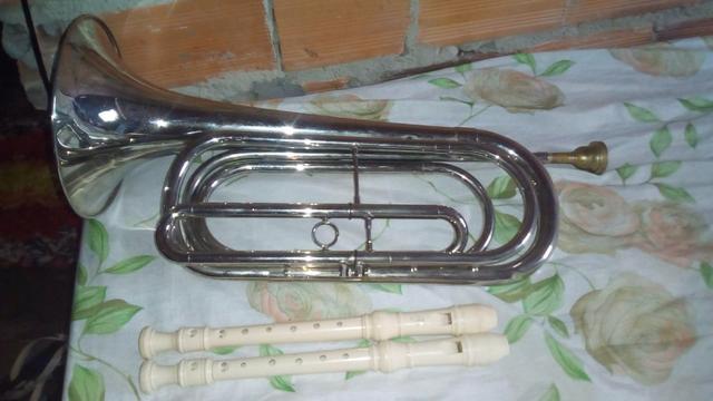 Vendo duas flautas Yamaha e uma corneta