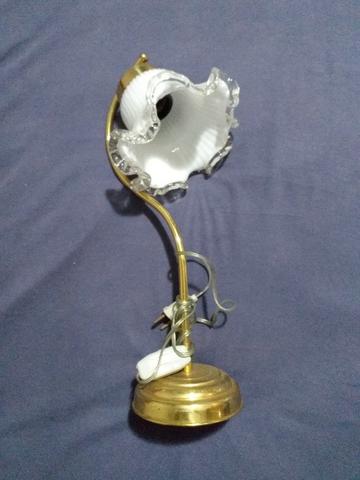 Abajur antigo com cúpula de cristal