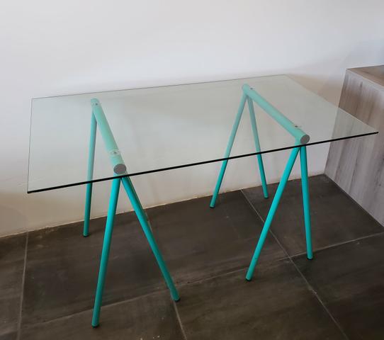 Mesa com tampo de vidro
