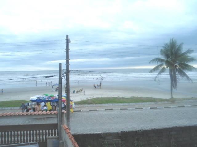 Ótima casa na praia de Mongaguá de frente a praia próximo a plataforma - Foto 3
