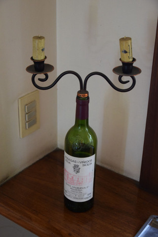 Candelabro / Castiçal Garrafa de Vinho em Vidro Verde 43cm x 25cm x 10cm