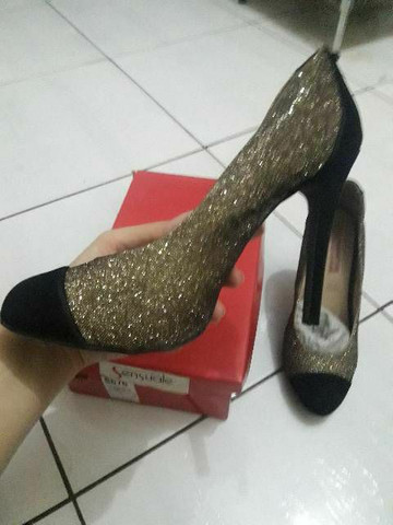 scarpin dourado com glitter