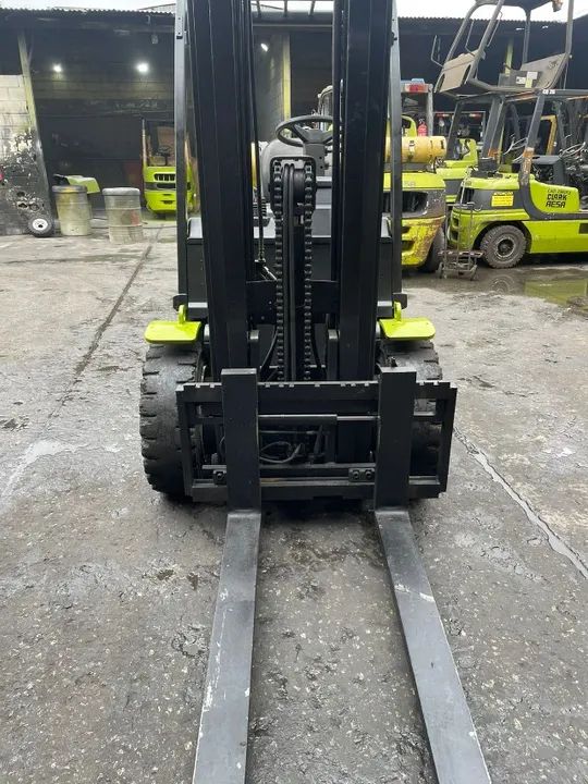 Empilhadeira GLP Clark, C30L, Capacidade 3.000Kg - Foto 4