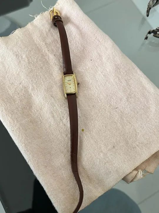 Relógio Feminino Citizen retangular dourado (pulseira bem desgastada)= R$ 185,00