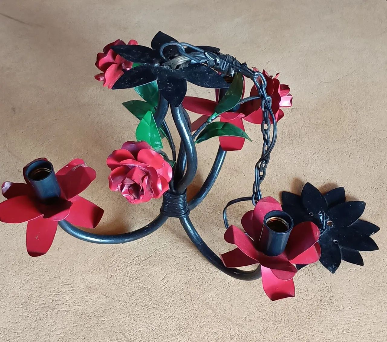 Lustre de ferro rústico com rosas vermelhas  - Foto 4