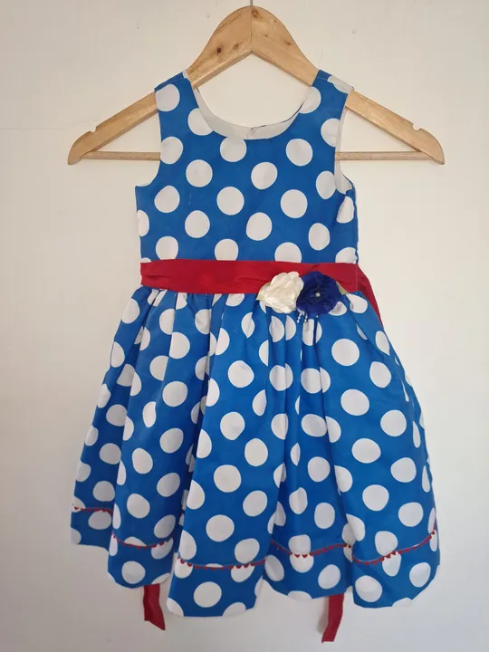 Vestido infantil azul com bolinhas brancas