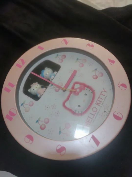 Relógio Hello Kitty toca musica e gira a boneca- Decorativo