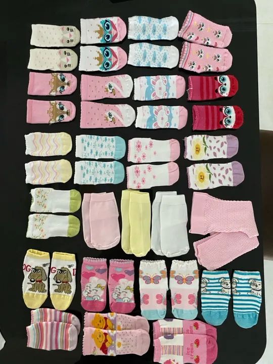 Kit de meias para bebês. 23 pares e 1 meia calça 
