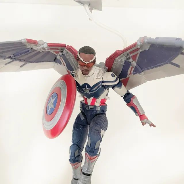 Marvel Legends - Falcon Capitão América BAF