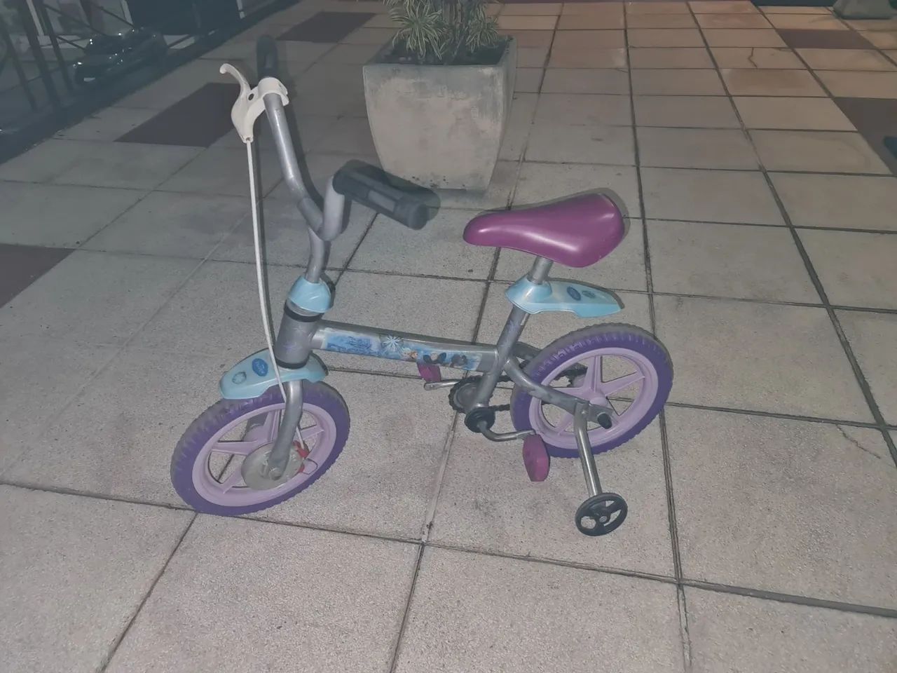 Bicicleta infantil frozen aro 12  - Foto 5