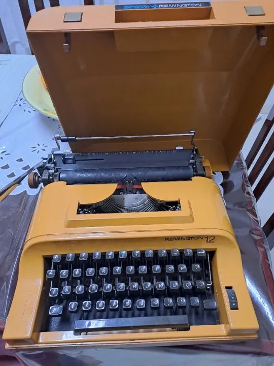 Máquina de escrever portátil Sperry Remington 12
