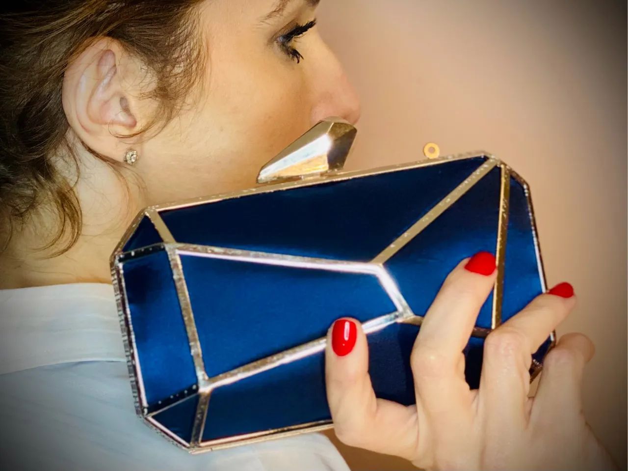 Bolsa de Mão Clutch Azul com Detalhes geométricos prateado