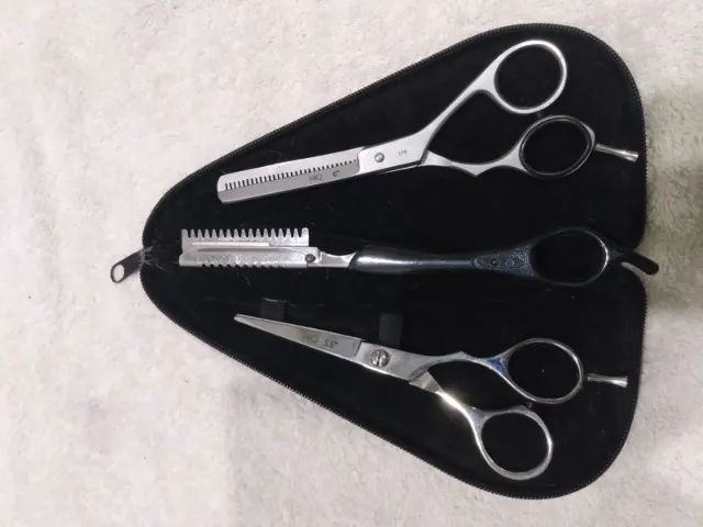 Kit Conjunto com 2 Tesouras Profissionais MQ 6 e MQ 5.5, e leva de  brinde uma Navalha - Foto 3