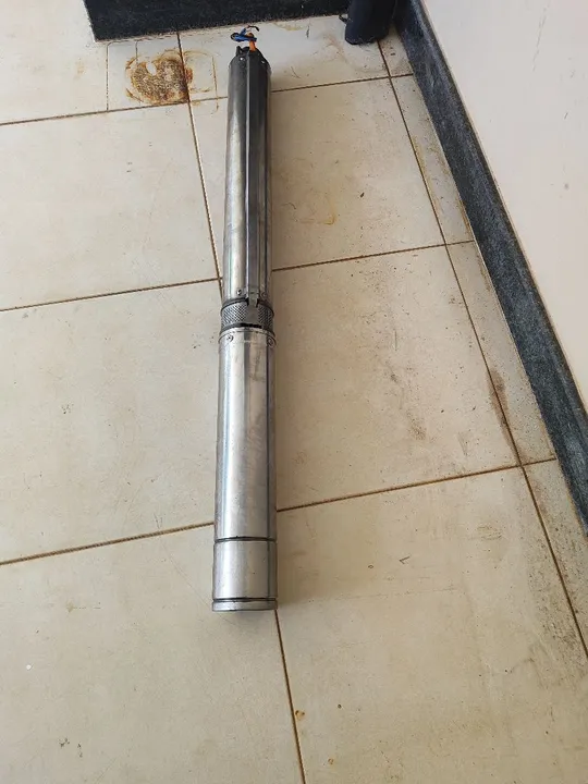 Vendo bomba submersa de poço artesiano com 3 Hp de 4 polegadas