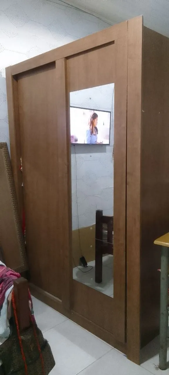 Vendo guarda roupa de solteiro com Espelho na porta 400R$ negócio o valor