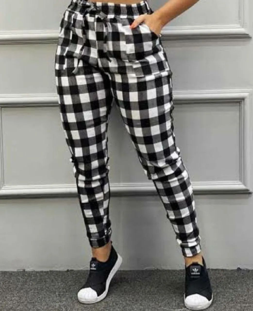 Calça xadrez branca e preta tam m - Foto 4
