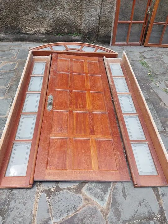 Porta de madeira maciça com vidros