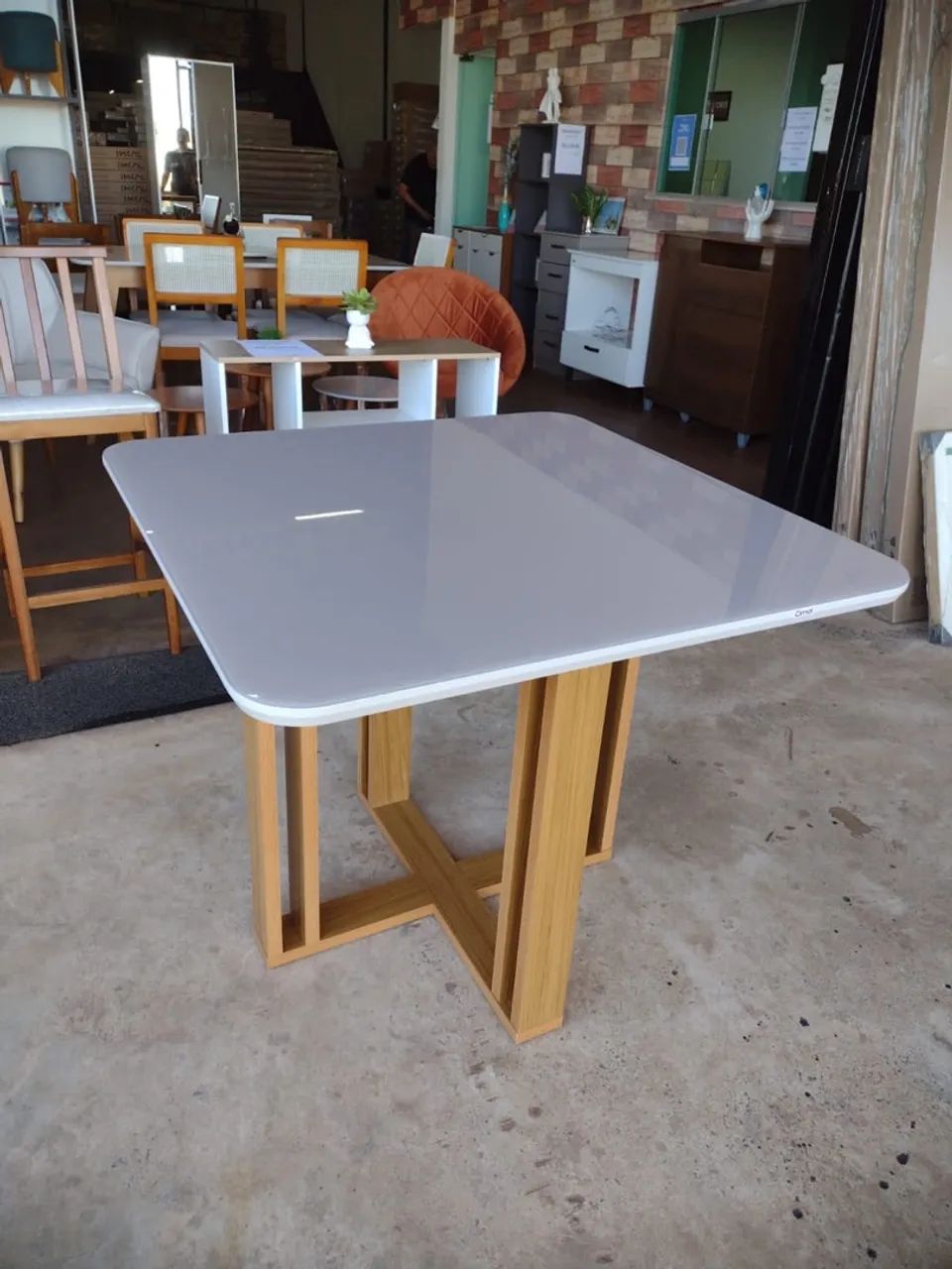 Mesa em MDF cadeiras em madeira tecido linho  - Foto 3