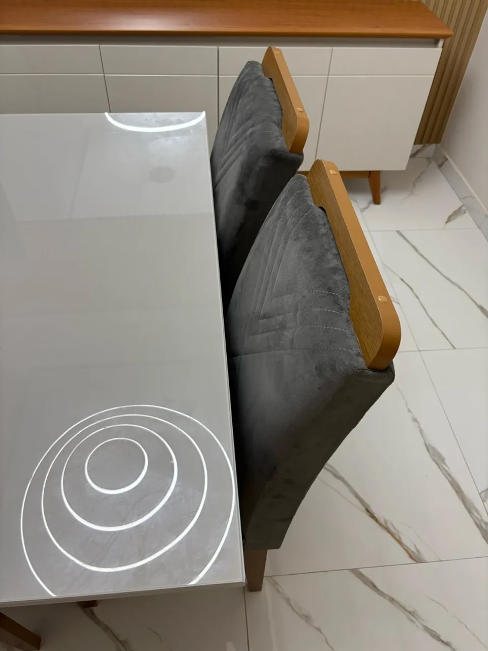 Mesa de Jantar Moderna com Design Elegante
