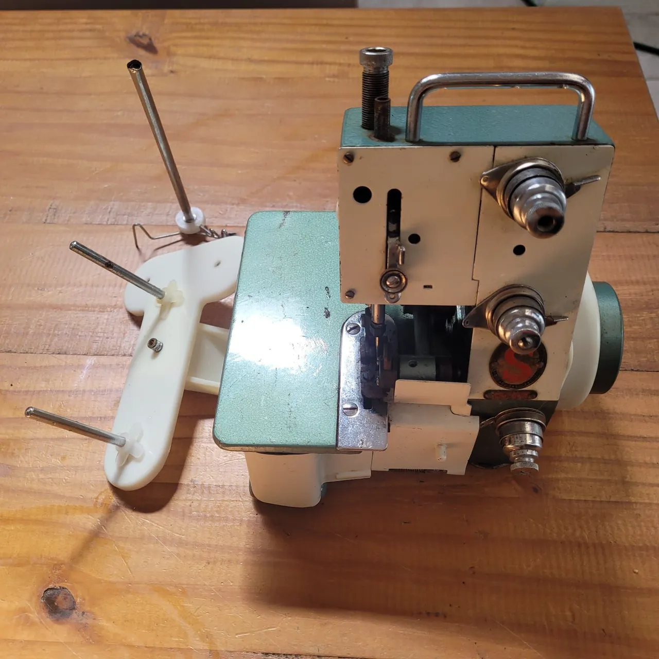 Máquina de Costura Overlock Verde e Branca