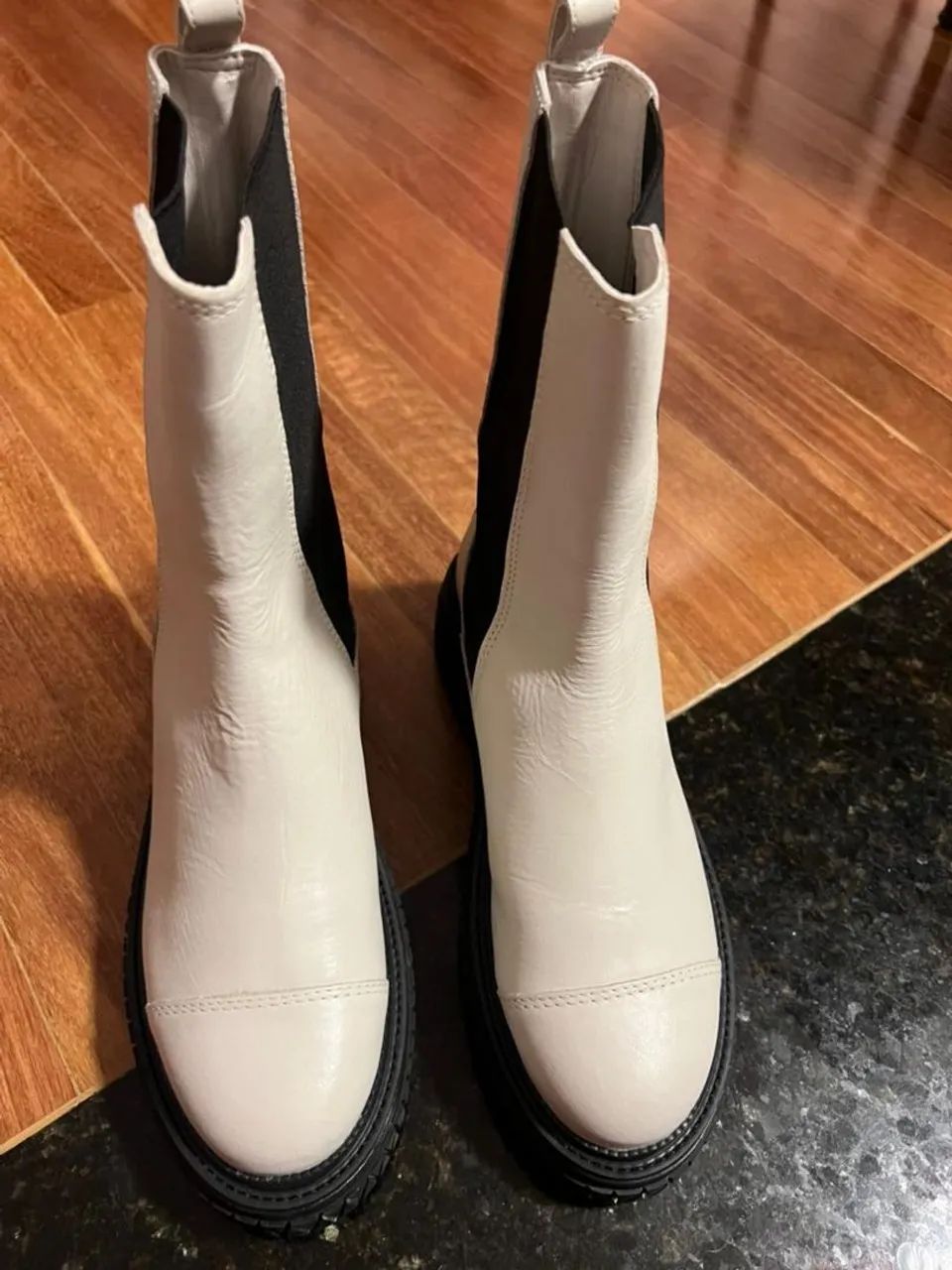 Bota Chelsea Cano Médio Schutz Couro - Foto 2